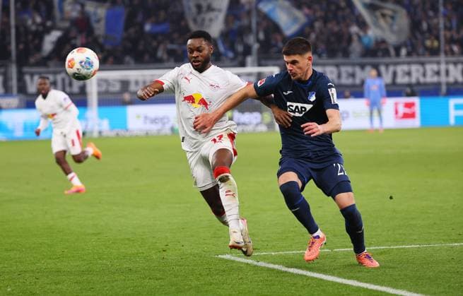 Hoffenheim RB Leipzig Bundesliga Sinsheim, 08 11 2025, PreZero Arena, Fußball Bundesliga, Spieltag 10 , TSG 1899 Hoffenheim vs RB Leipzig , Im Bild v l Ridle Baku 17, RB Leipzig und Albian Hajdari 21, Hoffenheim , Nur zur redaktionellen Nutzung Only editorial use , DFL regulations prohibit any use of photographs as image sequences and or quasi video , Picture Point