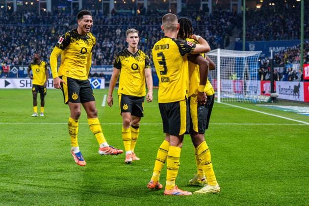 08 11 2025, Hamburger SV vs Borussia Dortmund, 1 Bundesliga, Matchday 10 Goal for 0 1 by Carney Chukwuemeka Borussia Dortmund, 17 Waldemar Anton Borussia Dortmund, 3 Jobe Bellingham Borussia Dortmund, 7 Nico Schlotterbeck Borussia Dortmund, 4 Important note In accordance with the regulations of the DFL German Football League and the DFB German Football Association, it is prohibited to use photographs taken in the stadium and or of the match in the form of sequential images and or video-like photo series Copyright: xBahhoxKarax