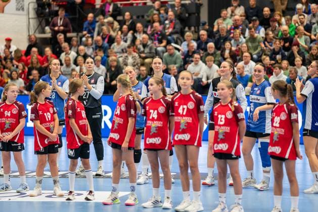 HSG Blomberg Lippe GER vs Valur Reykjavik ISL , Handball, EHF European League Women, Qualification Round 3, 08 11 2025, Season 2025 2026, Blomberg Nuria Bucher HSG Blomberg Lippe, 21 greets the fans before the match Blomberg Sporthalle an der Ulmenallee Germany