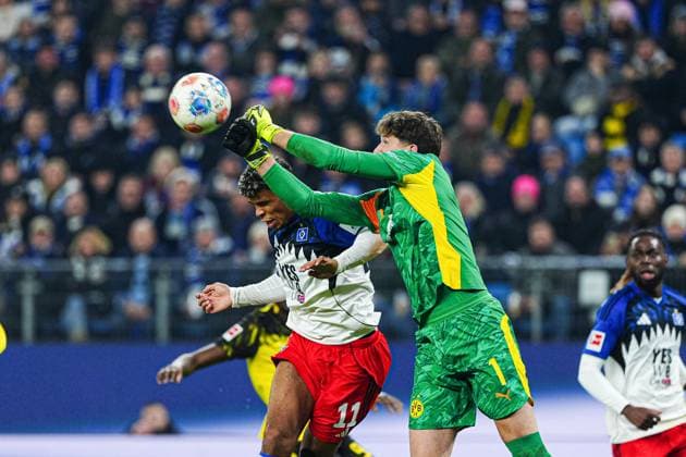 Ransford Yeboah Koenigsdoerffer Hamburger SV, 11 , Gregor Kobel Borussia Dortmund, 01 GER, Hamburger SV vs Borussia Dortmund, Football, 1 Bundesliga, Matchday 10, Season 2025 2026, 08 11 2025 DFL REGULATIONS PROHIBIT ANY USE OF PHOTOGRAPHS AS IMAGE SEQUENCES AND OR QUASI VIDEO GER, Hamburger SV vs Borussia Dortmund, Football, 1 Bundesliga, Matchday 10, Season 2025 2026, 08 11 2025 Hamburg Copyright: xEibner-Pressefoto MarcelxvonxFehrnx EP_MFN