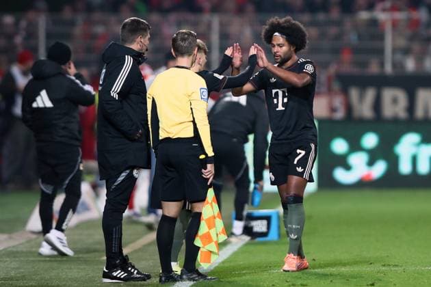 08 11 2025, xtgx, Soccer 1 Bundesliga, Union Berlin FC Bayern München v l Substitution Lennart Karl FC Bayern Muenchen Substitution Serge Gnabry FC Bayern Muenchen DFL DFB REGULATIONS PROHIBIT ANY USE OF PHOTOGRAPHS as IMAGE SEQUENCES and or QUASI VIDEO Berlin