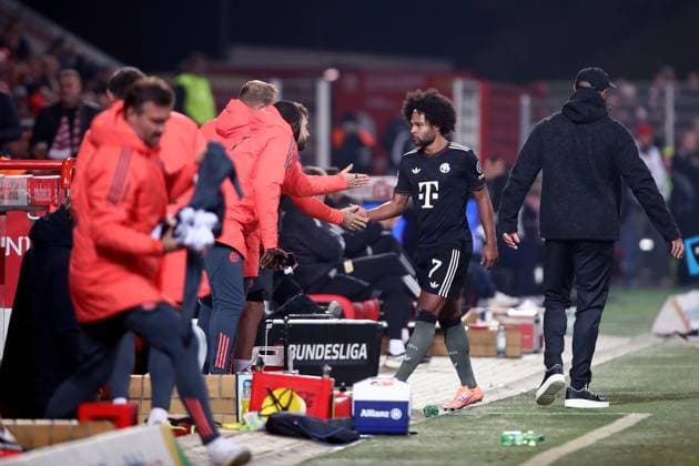 08 11 2025, xtgx, Soccer 1 Bundesliga, Union Berlin FC Bayern München v l Substitution Serge Gnabry FC Bayern Muenchen DFL DFB REGULATIONS PROHIBIT ANY USE OF PHOTOGRAPHS as IMAGE SEQUENCES and or QUASI VIDEO Berlin