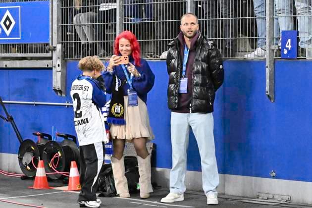 GER; 1. FBL,, Hamburger SV vs Borussia Dortmund 08.11.2025, Volksparkstadion, Hamburg, GER; 1. FBL, Hamburger SV vs Borussia Dortmund im Bild ehemaliger HSV-Spieler Dennis Diekmeier redet im Stadion ueber die Krebserkrankung seiner Tochter Delani und schaut das Spiel an *** GER 1 FBL,, Hamburger SV vs Borussia Dortmund 08 11 2025, Volksparkstadion, Hamburg, GER 1 FBL, Hamburger SV vs Borussia Dortmund in picture former HSV player Dennis Diekmeier talks in the stadium about his daughter Delanis cancer and watches the match nordphotoxGmbH xWitke nph00002