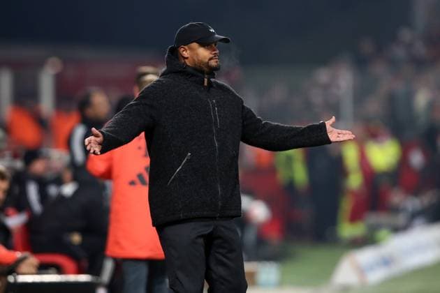 08 11 2025, xtgx, Fussball 1 Bundesliga, Union Berlin FC Bayern München v l Trainer head coach Vincent Kompany FC Bayern Muenchen DFL DFB REGULATIONS PROHIBIT ANY USE OF PHOTOGRAPHS as IMAGE SEQUENCES and or QUASI VIDEO Berlin
