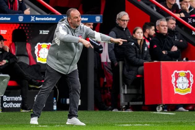 LEVERKUSEN, GERMANY - NOVEMBER 8: 1. FC Heidenheim 1846 head coach Frank Schmidt gestures during the Bundesliga match between Bayer 04 Leverkusen and 1. FC Heidenheim 1846 at BayArena on November 8, 2025 in Leverkusen, Germany. (Photo by Rene Nijhuis)  Copyright: xRenexNijhuis