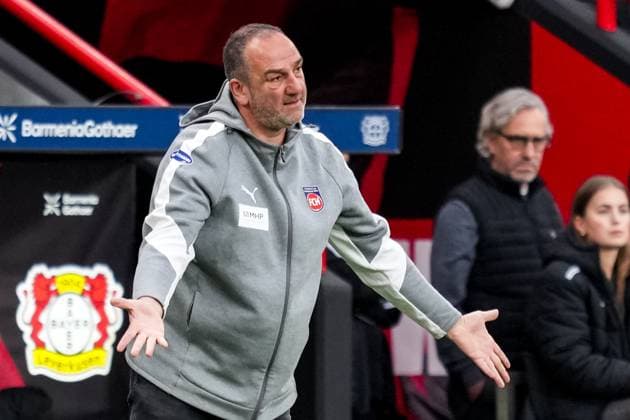 LEVERKUSEN, GERMANY - NOVEMBER 8: 1. FC Heidenheim 1846 head coach Frank Schmidt reacts during the Bundesliga match between Bayer 04 Leverkusen and 1. FC Heidenheim 1846 at BayArena on November 8, 2025 in Leverkusen, Germany. (Photo by Rene Nijhuis)  Copyright: xRenexNijhuis