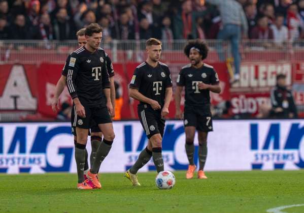 Disappointed FC Bayern players after conceding the goal From left to right Leon Goretzka FC Bayern Muenchen, 8 , Joshua Kimmich FC Bayern Muenchen, 6 and Serge Gnabry FC Bayern Muenchen, 7 08 11 2025, 1 FC Union Berlin FC Bayern München, Fussball, 1 Bundesliga in Berlin, Stadion an der Alten Försterei DFL regulations prohibit any use of photographs as image sequences and or quasi video Copyright: HMBxMedia xMarcoxBader