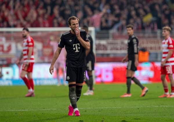 Harry Kane FC Bayern Muenchen, 9 disappointed Disappoint 08 11 2025, 1 FC Union Berlin FC Bayern München, Football, 1 Bundesliga in Berlin, Stadion an der Alten Försterei DFL regulations prohibit any use of photographs as image sequences and or quasi video Copyright: HMBxMedia xMarcoxBader