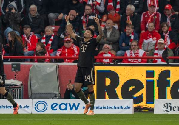 Luis Diaz FC Bayern Muenchen, 14 jubelt, beide Finger nach oben cheers, both fingers raised 08 11 2025, 1 FC Union Berlin FC Bayern München, Fussball, 1 Bundesliga in Berlin, Stadion an der Alten Försterei DFL regulations prohibit any use of photographs as image sequences and or quasi video Copyright: HMBxMedia xMarcoxBader