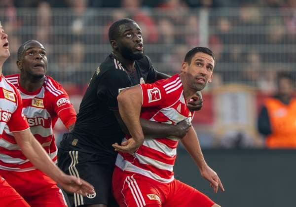 duel between Rani Khedira FC Union Berlin, 8 and Dayot Upamecano FC Bayern Muenchen, 2 08 11 2025, 1 FC Union Berlin FC Bayern München, Football, 1 Bundesliga in Berlin, Stadion an der Alten Försterei DFL regulations prohibit any use of photographs as image sequences and or quasi video Copyright: HMBxMedia xMarcoxBader