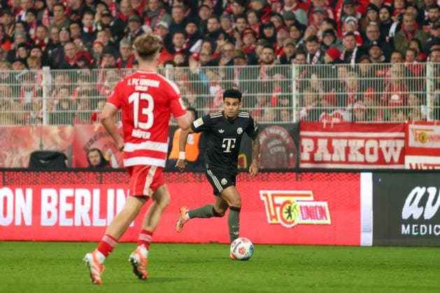 Luis Diaz FC Bayern Muenchen, 14 with Andras Schaefer 1 FC Union Berlin, 13 , GER, 1 FC Union Berlin vs FC Bayern Muenchen, Football, Bundesliga, Matchday 10, Season 2025 2026, 08 11 2025, DFL DFB REGULATIONS PROHIBIT ANY USE OF PHOTOGRAPHS as IMAGE SEQUENCES and or QUASI VIDEO, GER, 1 FC Union Berlin vs FC Bayern Muenchen, Football, Bundesliga, Matchday 10, Season 2025 2026, 08 11 2025 Berlin Copyright: xEibner-Pressefoto JennixMaulx EP_JML