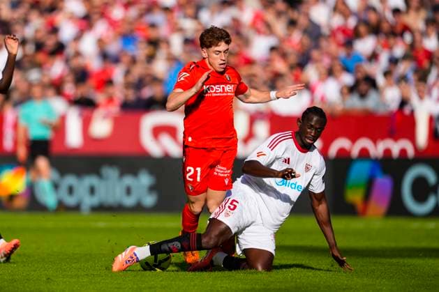 November 8, 2025, Sevilla, Sevilla, SPAIN: Victor Munoz of CA Osasuna and Tanguy Nianzou of Sevilla FC in action during the Spanish league, LaLiga EA Sports, football match played between Sevilla FC and CA Osasuna at Ramon Sanchez-Pizjuan stadium on November 8, 2025, in Sevilla, Spain. Sevilla SPAIN - ZUMAa181 20251108_zaa_a181_159 Copyright: xJoaquinxCorcherox
