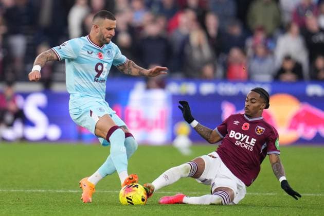 Premier League West Ham United v Burnley Crysencio Summerville of West Ham United slides in on Kyle Walker of Burnley during the Premier League match West Ham United vs Burnley at London Stadium, London, United Kingdom, 8th November 2025 (Photo by Harvey Murphy News Images) Copyright: xHarveyxMurphy NewsxImagesx