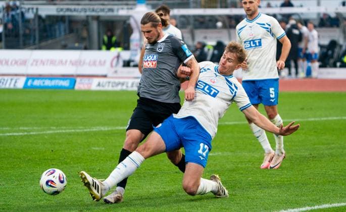 8 11 2025, Soccer, GER, Men, 3 League, DFL, Matchday 14, Season 2025 26, SSV Ulm 1846 FC Hansa Rostock Florian Carstens FC Hansa Rostock, right vs Dennis Chessa SSV Ulm 1846, left Ulm Donaustadion Baden Würrttemberg Germany