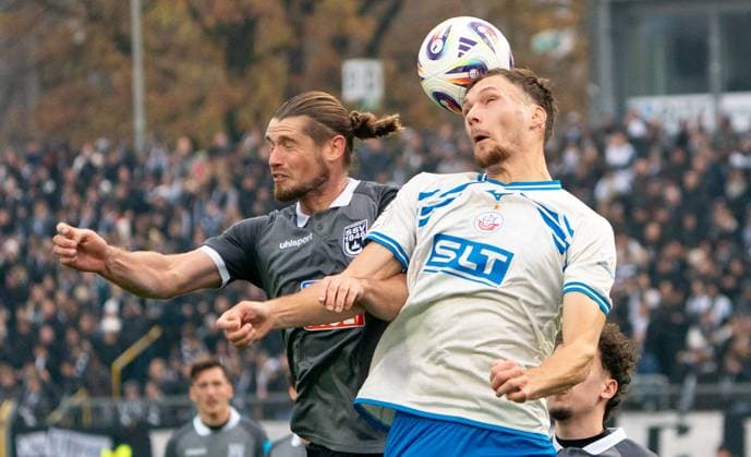 8 11 2025, Soccer, GER, Men, 3 League, DFL, Matchday 14, Season 2025 26, SSV Ulm 1846 FC Hansa Rostock Paul Stock FC Hansa Rostock, right vs Dennis Chessa SSV Ulm 1846, left Ulm Donaustadion Baden Würrttemberg Germany