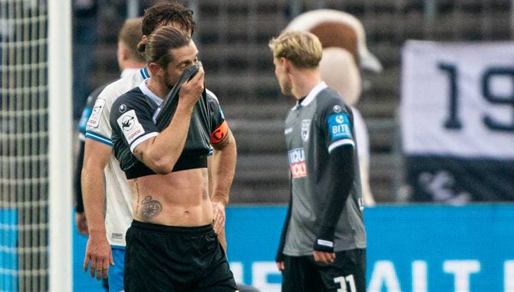 8 11 2025, Soccer, GER, Men, 3 League, DFL, Matchday 14, Season 2025 26, SSV Ulm 1846 FC Hansa Rostock Dennis Chessa SSV Ulm 1846, left, disappointed after the final whistle Ulm Donaustadion Baden Würrttemberg Germany