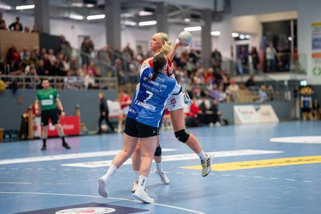 HSG Blomberg Lippe GER vs Valur Reykjavik ISL , Handball, EHF European League Women, Qualification Round 3, 08 11 2025, Season 2025 2026, Blomberg Diana Magnusdottir HSG Blomberg Lippe, 07 defends against Gudrun Hekla Traustadottir Valur Reykjavik, 15 Blomberg Sporthalle an der Ulmenallee Germany