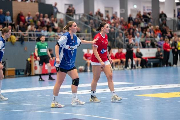 HSG Blomberg Lippe GER vs Valur Reykjavik ISL , Handball, EHF European League Women, Qualification Round 3, 08 11 2025, Season 2025 2026, Blomberg Maxi Muehlner HSG Blomberg Lippe, 10 defends against Elisa Eliasdottir Valur Reykjavik, 14 Blomberg Sporthalle an der Ulmenallee Germany