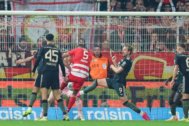 Danilho Doekhi (1. FC Union Berlin) erzielt mit diesem Schuss das Tor zum 2:1, Bundesliga, 1. FC Union Berlin v FC Bayern München, Stadion An der Alten Försterei am 08. November 2025 in Berlin, Deutschland. (Foto von Marco Steinbrenner DeFodi Images) Danilho Doekhi (1. FC Union Berlin) scores the goal to make it 2-1 with this shot, Bundesliga, 1. FC Union Berlin v FC Bayern München, Stadion An der Alten Försterei, November 8, 2025 in Berlin, Germany. (Photo by Marco Steinbrenner DeFodi Images) DFL regulations prohibit any use of photographs as image sequences and or quasi-video. Danilho Doekhi 1 FC Union Berlin scores the goal to make it 2 1 with this shot, Bundesliga, 1 FC Union Berlin v FC Bayern München, Stadion An der Alten Försterei, November 8, 2025 in Berlin, Germany Photo by Marco Steinbrenner DeFodi Images Danilho Doekhi 1 FC Union Berlin scores the goal to make it 2 1 with this shot, Bundesliga, 1 FC Union Berlin v FC Bayern München, Stadion An der Alten Försterei, November 8, 2025 in Berlin, Germany Photo by Marco Steinbrenner DeFodi Images DFL regulations prohibit any use of photographs as image sequences and or quasi video