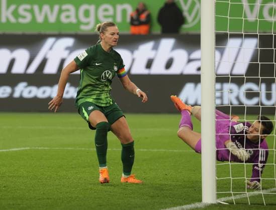 Here Alexandra Popp VfL Wolfsburg scores 2 3 against Lina Altenburg Eintracht Frankfurt Football, Women, Season 2025 2026, 1 League, Google Pixel Women Bundesliga, VfL Wolfsburg vs Eintracht Frankfurt, 2 3 DFL REGULATIONS PROHIBIT ANY USE OF PHOTOGRAPHS AS IMAGE SEQUENCES AND OR QUASI VIDEO