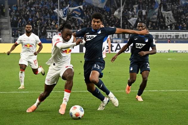 08 11 2025, xsltx, Fussball 1 Bundesliga, TSG 1899 Hoffenheim RB Leipzig v l Van Diomande RB Leipzig Bernardo 1899 Hoffenheim Zweikampf, Aktion, action, battle for the ball DFL DFB REGULATIONS PROHIBIT ANY USE OF PHOTOGRAPHS as IMAGE SEQUENCES and or QUASI VIDEO Sinsheim