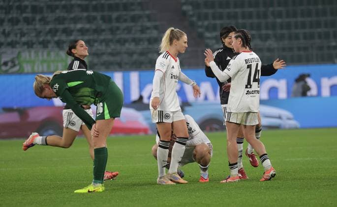Camilla Kuever VfL Wolfsburg sad, Frankfurt celebrates football, Women, Season 2025 2026, 1 League, Google Pixel Women Bundesliga, VfL Wolfsburg vs Eintracht Frankfurt, 2 3 DFL REGULATIONS PROHIBIT ANY USE OF PHOTOGRAPHS AS IMAGE SEQUENCES AND OR QUASI VIDEO