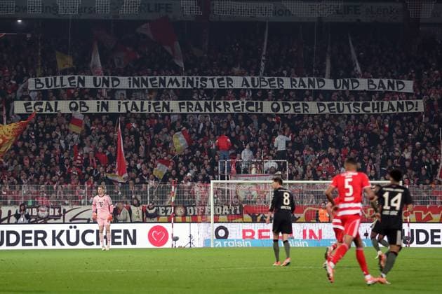 08 11 2025, xtgx, Soccer 1 Bundesliga, Union Berlin FC Bayern Munich v l Fans, Spectators, Visitors, Flags, Jerseys, Mood, Scarves, Union Berlin Banners Police DFL DFB REGULATIONS PROHIBIT ANY USE OF PHOTOGRAPHS as IMAGE SEQUENCES and or QUASI VIDEO Berlin