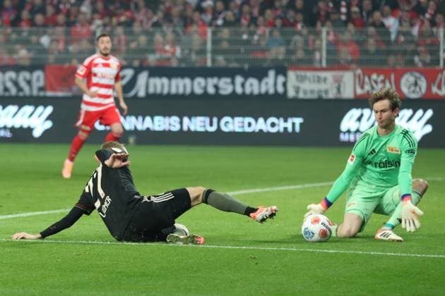 08 11 2025, xtgx, Soccer 1 Bundesliga, Union Berlin FC Bayern München v l Konrad Laimer FC Bayern Muenchen Frederik Roennow 1 FC Union Berlin Zweikampf, Aktion, action, battle for the ball DFL DFB REGULATIONS PROHIBIT ANY USE OF PHOTOGRAPHS as IMAGE SEQUENCES and or QUASI VIDEO Berlin