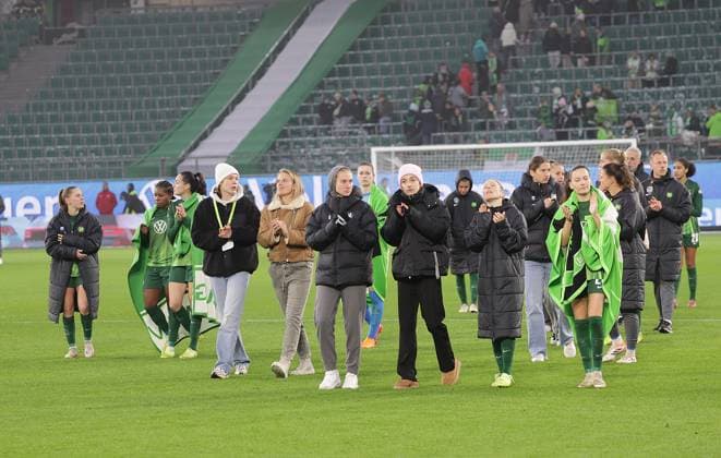 Sad Wolfsburg women on the lap of honor, Svenja Huth VfL Wolfsburg Football, Women, Season 2025 2026, 1 League, Google Pixel Women Bundesliga, VfL Wolfsburg vs Eintracht Frankfurt, 2 3 DFL REGULATIONS PROHIBIT ANY USE OF PHOTOGRAPHS AS IMAGE SEQUENCES AND OR QUASI VIDEO