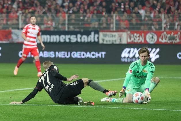 08 11 2025, xtgx, Soccer 1 Bundesliga, Union Berlin FC Bayern München v l Konrad Laimer FC Bayern Muenchen Frederik Roennow 1 FC Union Berlin Zweikampf, Aktion, action, battle for the ball DFL DFB REGULATIONS PROHIBIT ANY USE OF PHOTOGRAPHS as IMAGE SEQUENCES and or QUASI VIDEO Berlin