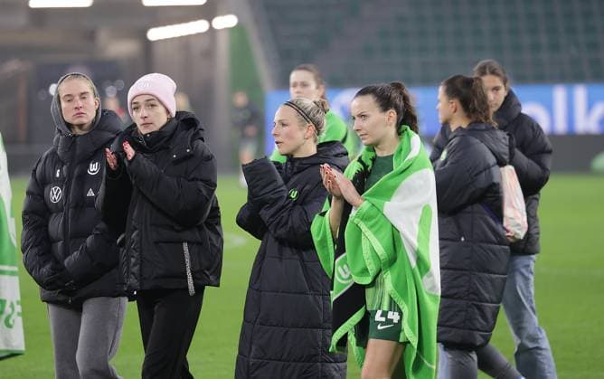 Svenja Huth VfL Wolfsburg , Joelle Wedemeyer VfL Wolfsburg , enttaeuscht Football, Women, Season 2025 2026, 1 Liga, Google Pixel Women Bundesliga, VfL Wolfsburg vs Eintracht Frankfurt, 2 3 DFL REGULATIONS PROHIBIT ANY USE OF PHOTOGRAPHS AS IMAGE SEQUENCES AND OR QUASI VIDEO