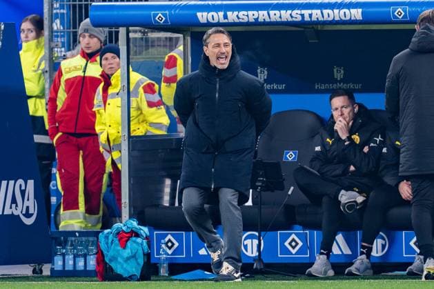 08 11 2025, Hamburger SV vs Borussia Dortmund, 1 Bundesliga, Matchday 10 Niko Kovac Borussia Dortmund, Coach cheers on his team Important note According to the regulations of the DFL German Football League or the DFB German Football Association, it is prohibited to use photographs taken in the stadium and or of the game in the form of sequential images and or video-like photo series Copyright: xBahhoxKarax
