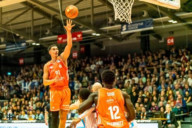 Jena, Germany 08 November 2025 1 BBL 2025 2026 Science City Jena vs Niners Chemnitz In the picture Yordan Minchev 99 with a dunking Copyright: xFotostandx xNachtigallx
