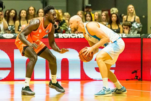 Jena, Germany 08 November 2025 1 BBL 2025 2026 Science City Jena vs Niners Chemnitz In the picture from left in the duel Amadou Sow 99 and Robin Christen Jena Copyright: xFotostandx xNachtigallx