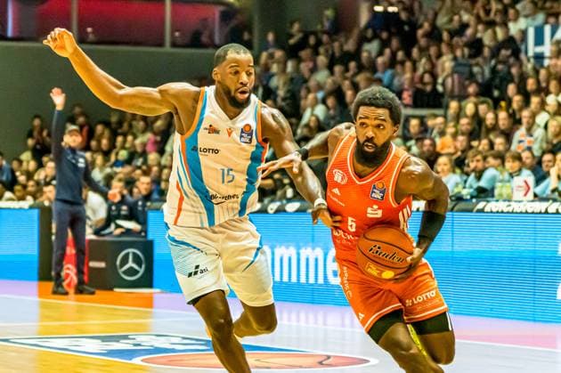 Jena, Germany 08 November 2025 1 BBL 2025 2026 Science City Jena vs Niners Chemnitz In the picture from left in a duel Naz Bohannon Jena and Corey Davis 99 Copyright: xFotostandx xNachtigallx