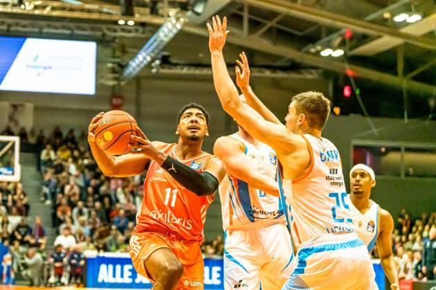 Jena, Germany 08 November 2025 1 BBL 2025 2026 Science City Jena vs Niners Chemnitz In the picture from left in the duel Kostja Mushidi 99 and Lorenz Bank Jena Copyright: xFotostandx xNachtigallx