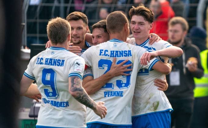 8 11 2025, Football, GER, Men, 3 Liga, DFL, Matchday 14, Season 2025 26, SSV Ulm 1846 FC Hansa Rostock The players of FC Hansa Rostock cheer Ulm Donaustadion Baden Würrttemberg Germany