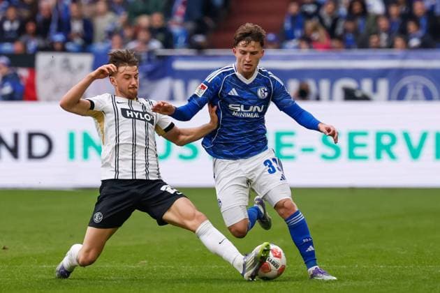 Lukas Petkov of SV Elversberg and Vitalie Becker of Schalke 04 battle for the ball FC Schalke 04 v SV Elversberg, 2. Bundesliga, FC Schalke 04 v SV Elversberg, Veltins-Arena, November 8, 2025, Gelsenkirchen, Germany.