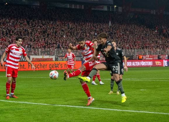 Soccer, Men, Season 2025 2026, 1 Bundesliga 10 Matchday , 1 FC Union Berlin FC Bayern Munich, f l Diogo Leite 1 FC Union Berlin , Danilho Doekhi 1 FC Union Cheering after goal to 2 1, Tom Bischof Bayern Munich , 08 11 2025, Copyright: xMatthiasxKochx