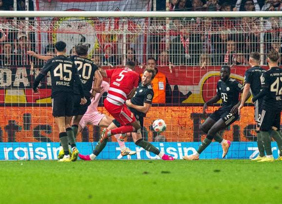 Soccer, Men, Season 2025 2026, 1 Bundesliga 10 Matchday , 1 FC Union Berlin FC Bayern Munich, v l Danilho Doekhi 1 FC Union Berlin scores the goal for 2 1 against Harry Kane Bayern Munich , 08 11 2025, Copyright: xSebastianxRäppold MatthiasxKochx
