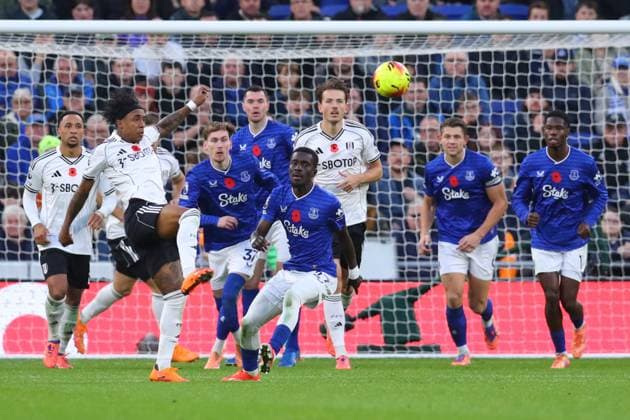 Everton v Fulham, Premier League Kevin of Fulham clears the ball during the Everton v Fulham Premier League match at the Hill Dickinson Stadium, Liverpool, England on 8 November 2025 Credit: Ryan Crockett Every Second Media Editorial use only. All images are copyright Every Second Media Limited. No images may be reproduced without prior permission. All rights reserved. Premier League and Football League images are subject to licensing agreements with Football DataCo Limited. see https: www.football-dataco.com Copyright: xIMAGO EveryxSecondxMediax ESM-1660-0047 RyanxCrockettx xEveryxSecondxMediax