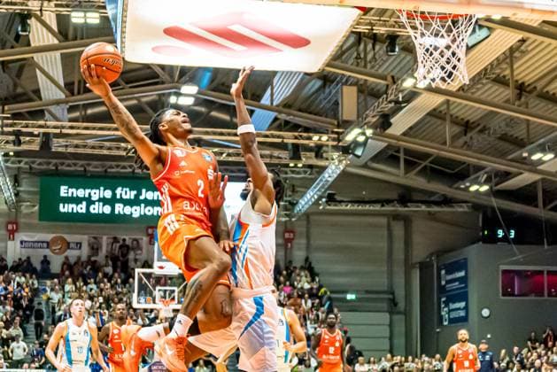 Jena, Germany 08 November 2025 1 BBL 2025 2026 Science City Jena vs Niners Chemnitz In the picture from left in the duel Nike Sibande 99 and Great Osobor Jena Copyright: xFotostandx xNachtigallx