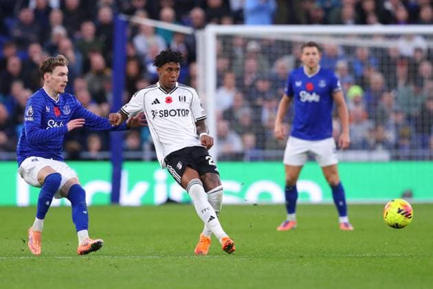 Everton v Fulham, Premier League Kevin of Fulham plays the ball during the Everton v Fulham Premier League match at the Hill Dickinson Stadium, Liverpool, England on 8 November 2025 Credit: Ryan Crockett Every Second Media Editorial use only. All images are copyright Every Second Media Limited. No images may be reproduced without prior permission. All rights reserved. Premier League and Football League images are subject to licensing agreements with Football DataCo Limited. see https: www.football-dataco.com Copyright: xIMAGO EveryxSecondxMediax ESM-1660-0049 RyanxCrockettx xEveryxSecondxMediax