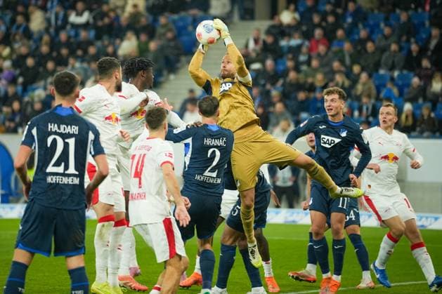 Soccer Bundesliga, Matchday 10, TSG Hoffenheim RB Leipzig on 08 11 2025 in Sinsheim PreZero Arena , Germany, Season 2025 2026 DFL REGULATIONS PROHIBIT ANY USE OF PHOTOGRAPHS AS IMAGE SEQUENCES AND OR QUASI VIDEO Oliver Baumann 1, TSG catches the ball after a corner Sinsheim PreZero Arena Germany Copyright: xChristophxKinzingerx