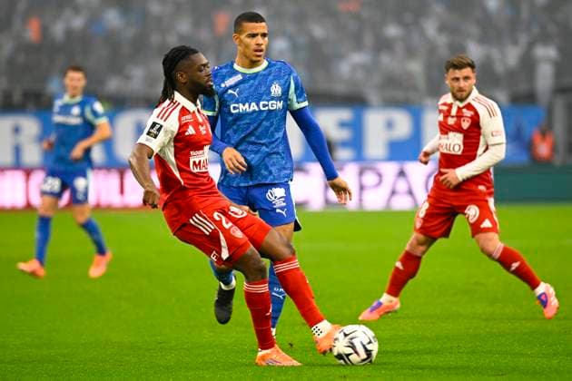 FOOTBALL : Olympique de Marseille VS Stade Brestois 29 - Ligue 1 McDonald s - 08 11 2025 Mason Greenwood (OM) Bradley Locko (SB 29) - Ligue 1 McDonald™s match between Olympique de Marseille and Stade Brestois 29 on November 8, 2025 at the Orange VÃ lodrome Stadium in Marseille. MarseilleFrance  Copyright: xWilliamxCannarellax