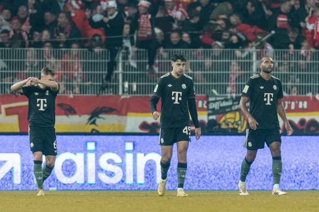 m6, Aleksandar Pavlovic (FC Bayern München) und Jonathan Tah (FC Bayern München) enttaeuscht waehrend des spiels der Bundesliga zwischen 1. FC Union Berlin und FC Bayern München, Stadion An der Alten Försterei am 08. November 2025 in Berlin, Deutschland. (Foto von Mario Hommes DeFodi Images) +++ m6, Aleksandar Pavlovic (FC Bayern München) und Jonathan Tah (FC Bayern München) looks dejected during the Bundesliga match between 1. FC Union Berlin and FC Bayern München at Stadion An der Alten Försterei on November 8, 2025 in Berlin, Germany. (Photo by Mario Hommes DeFodi Images) DFL regulations prohibit any use of photographs as image sequences and or quasi-video. m6, Aleksandar Pavlovic FC Bayern Munich and Jonathan Tah FC Bayern Munich looks dejected during the Bundesliga match between 1 FC Union Berlin and FC Bayern Munich at Stadion An der Alten Försterei on November 8, 2025 in Berlin, Germany Photo by Mario Hommes DeFodi Images m6, Aleksandar Pavlovic FC Bayern München and Jonathan Tah FC Bayern München looks dejected during the Bundesliga match between 1 FC Union Berlin and FC Bayern München at Stadion An der Alten Försterei on November 8, 2025 in Berlin, Germany Photo by Mario Hommes DeFodi Images DFL regulations prohibit any use of photographs as image sequences and or quasi video
