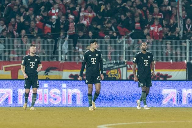 m6, Aleksandar Pavlovic (FC Bayern München) und Jonathan Tah (FC Bayern München) enttaeuscht waehrend des spiels der Bundesliga zwischen 1. FC Union Berlin und FC Bayern München, Stadion An der Alten Försterei am 08. November 2025 in Berlin, Deutschland. (Foto von Mario Hommes DeFodi Images) +++ m6, Aleksandar Pavlovic (FC Bayern München) und Jonathan Tah (FC Bayern München) looks dejected during the Bundesliga match between 1. FC Union Berlin and FC Bayern München at Stadion An der Alten Försterei on November 8, 2025 in Berlin, Germany. (Photo by Mario Hommes DeFodi Images) DFL regulations prohibit any use of photographs as image sequences and or quasi-video. m6, Aleksandar Pavlovic FC Bayern Munich and Jonathan Tah FC Bayern Munich looks dejected during the Bundesliga match between 1 FC Union Berlin and FC Bayern Munich at Stadion An der Alten Försterei on November 8, 2025 in Berlin, Germany Photo by Mario Hommes DeFodi Images m6, Aleksandar Pavlovic FC Bayern München and Jonathan Tah FC Bayern München looks dejected during the Bundesliga match between 1 FC Union Berlin and FC Bayern München at Stadion An der Alten Försterei on November 8, 2025 in Berlin, Germany Photo by Mario Hommes DeFodi Images DFL regulations prohibit any use of photographs as image sequences and or quasi video