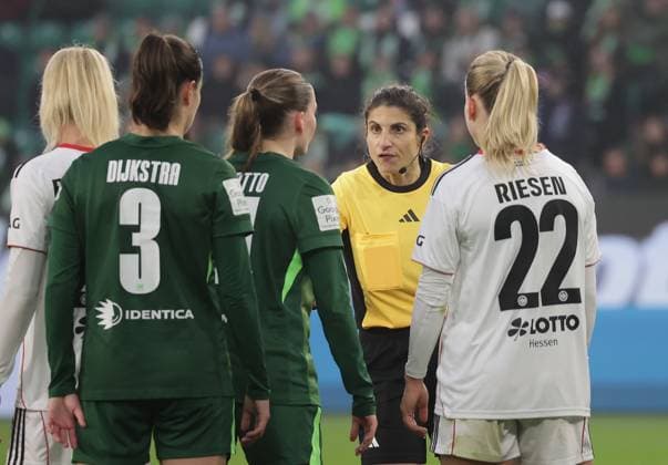 Referee Riem Hussein Football, Women, Season 2025 2026, 1 League, Google Pixel Women Bundesliga, VfL Wolfsburg vs Eintracht Frankfurt, 2 3 DFL REGULATIONS PROHIBIT ANY USE OF PHOTOGRAPHS AS IMAGE SEQUENCES AND OR QUASI VIDEO