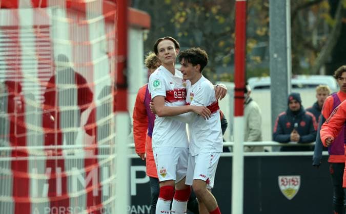 08 11 25 U17 VfB Stuttgart U17 FC Bayern Munich Germany, Stuttgart, 08 11 2025, Football, Season 2025 2026, U17 DFB Youth League, U17 VfB Stuttgart U17 FC Bayern Munich 6 2 v l Kirill Serdiuk, Konstantinos Karangelis both VfB Stuttgart Cheering Goal 3 0 Karangelis