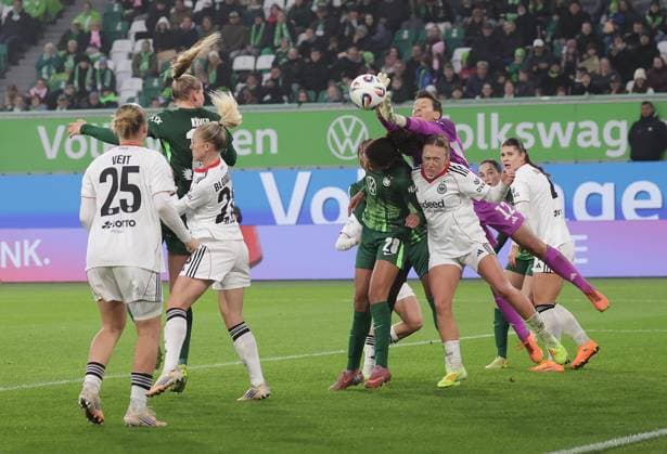 Lina Altenburg Eintracht Frankfurt haelt überragend Fußball, Frauen, Saison 2025 2026, 1 Liga, Google Pixel Frauen Bundesliga, VfL Wolfsburg vs Eintracht Frankfurt, 2 3 DFL REGULATIONS PROHIBIT ANY USE OF PHOTOGRAPHS AS IMAGE SEQUENCES AND OR QUASI VIDEO